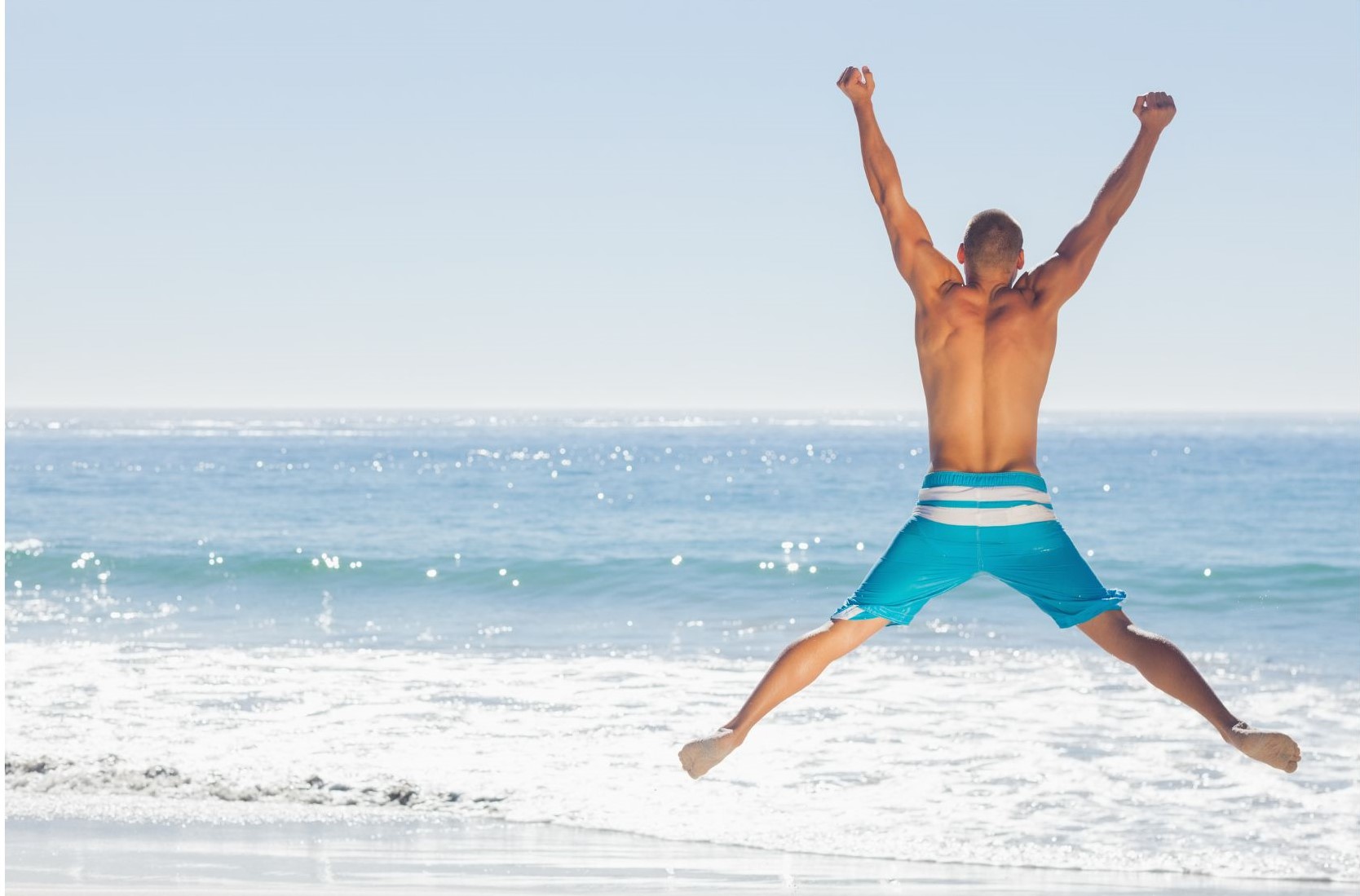 Con la depilación láser permanente, los hombres ya no tienen que preocuparse por el vello en la espalda en la playa.