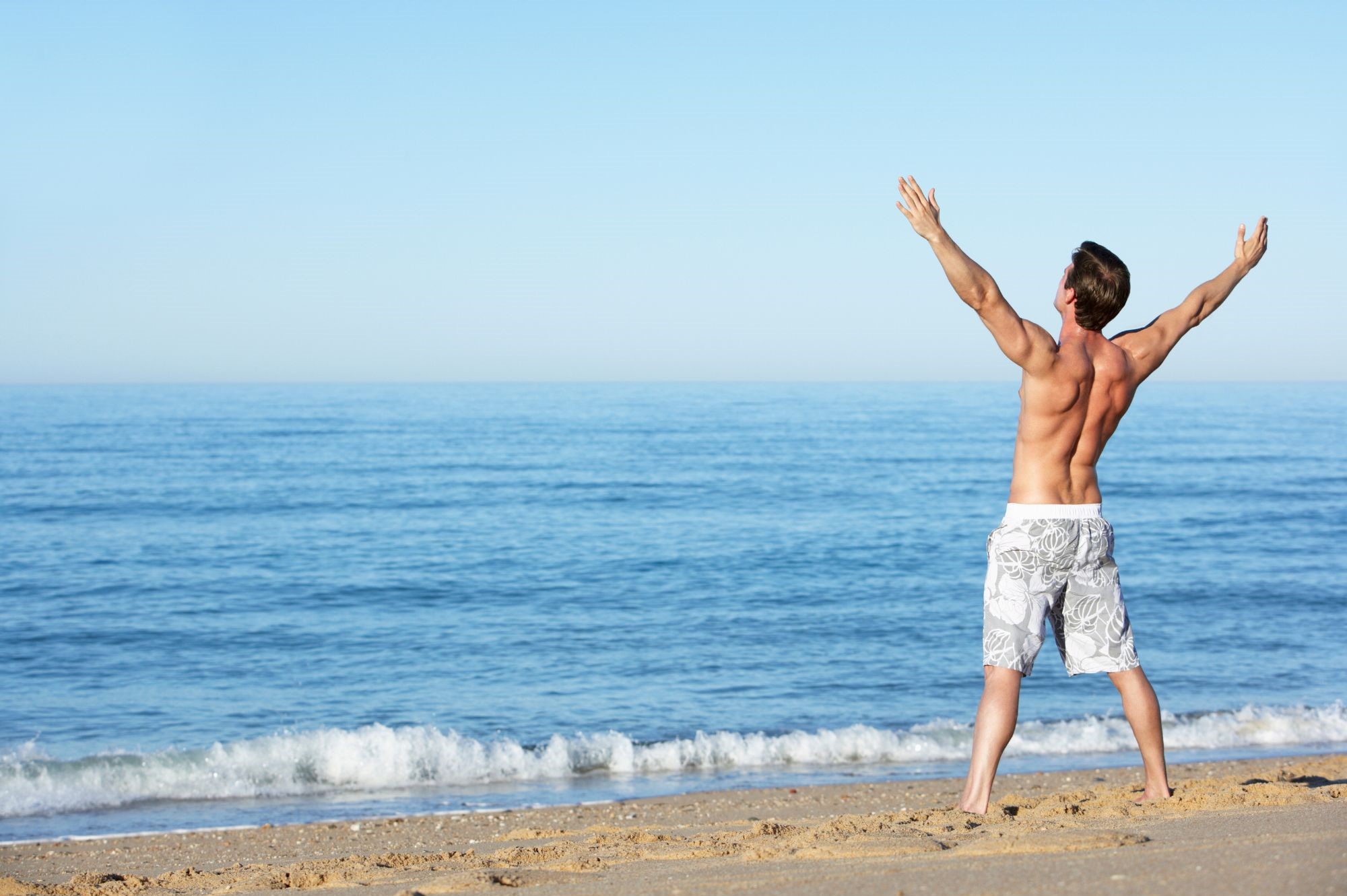 ¡Con la depilación láser para hombres, el vello de la espalda en la playa nunca más será una preocupación!